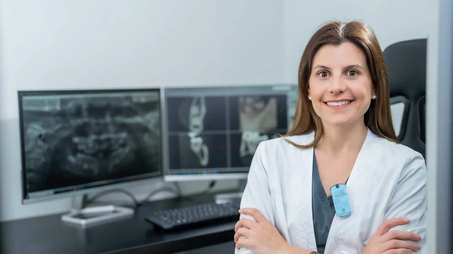 Radióloga de ScanLab junto a monitores con radiografías dentales de alta resolución