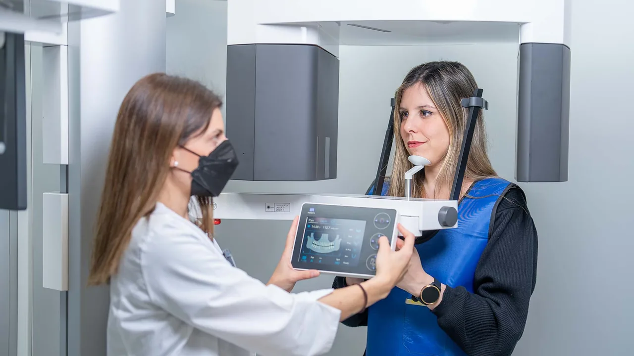 Paciente posicionada en el equipo panorámico Morita X800 asistida por la radióloga de ScanLab